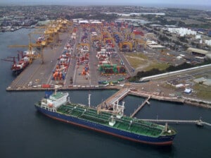 Shipping containers-Sydney-Photo Aaron Jacobs cc by-sa 2p0